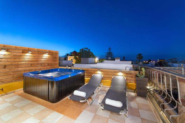 A Unique 3-4 bedrooms house in OLD TOWN