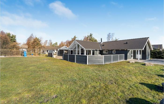 Four-Bedroom Holiday Home In Vaggerlose