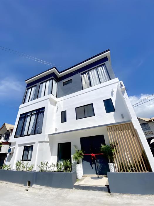 NEW Modern Suite near Airport & Beach