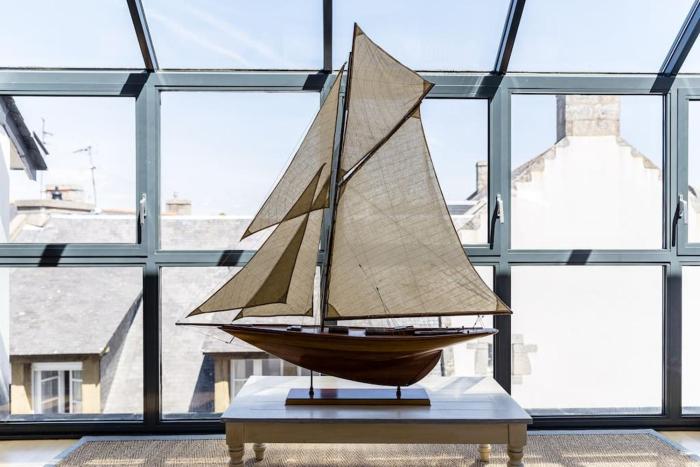 Grande maison en plein coeur du bourg au calme avec jardin clos, commerces port et plage à pied