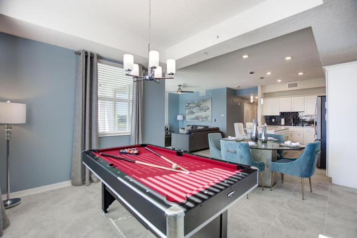 Decadent Penguin - Storey Lake by Shine Villas 704 apts