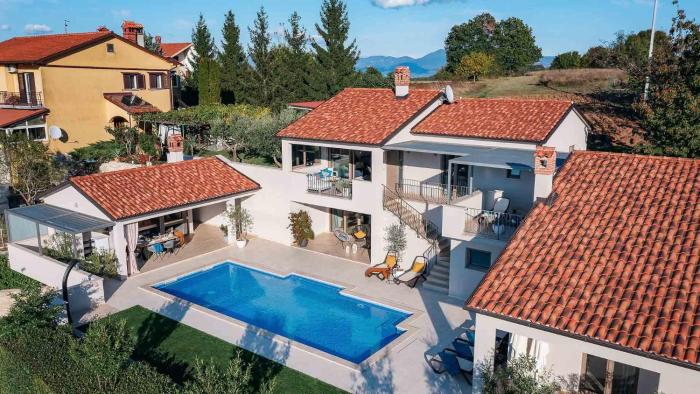 A stunning villa with a swimming pool in Lindar near Pazin