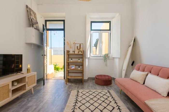 Cozy Apartment with Patio near Carcavelos Beach
