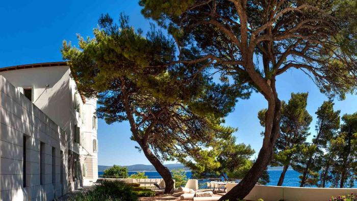 A beachfront villa near Omiš with a sauna and a gym