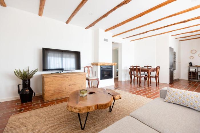 WHome Countryside Charm Near Wedding Venue w BBQ Patio