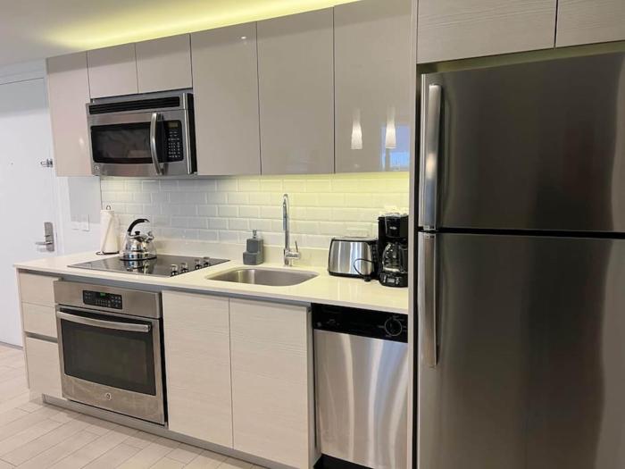 Modern Beach Apartment, 3 Beds, Views & Full Kitchen