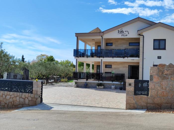 VILLA APARTMENTS FILIP with swimming pool