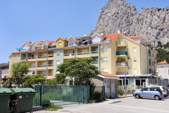 Apartments with a parking space Omis - 21050