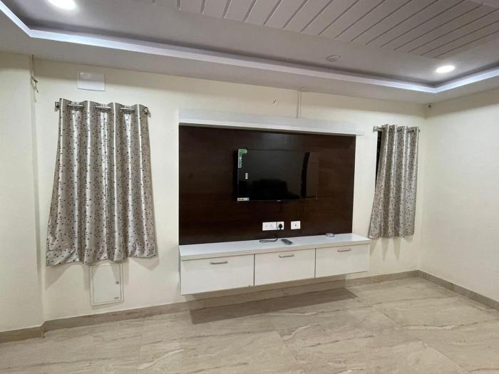 Servostay Fully Furnished 3 BHK with Parking in Prime Area - 2nd Floor