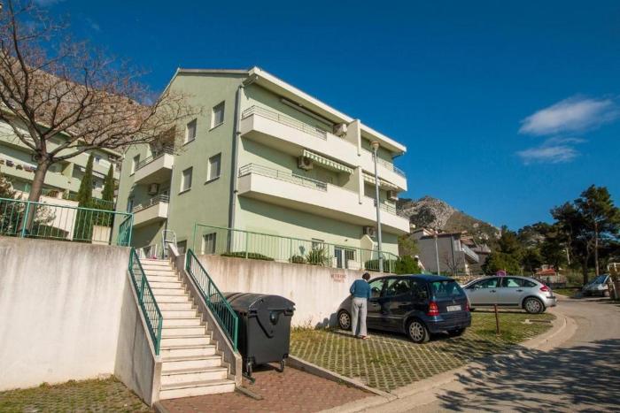 Apartments with parking space Omis - 21058