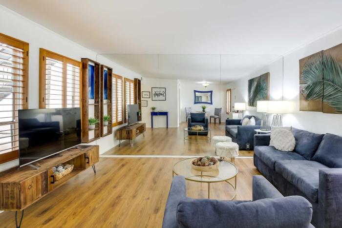 Stylish Condo with Pool in Knox Henderson!