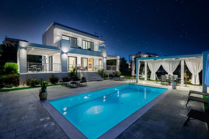 Johnnys White Luxury Villa