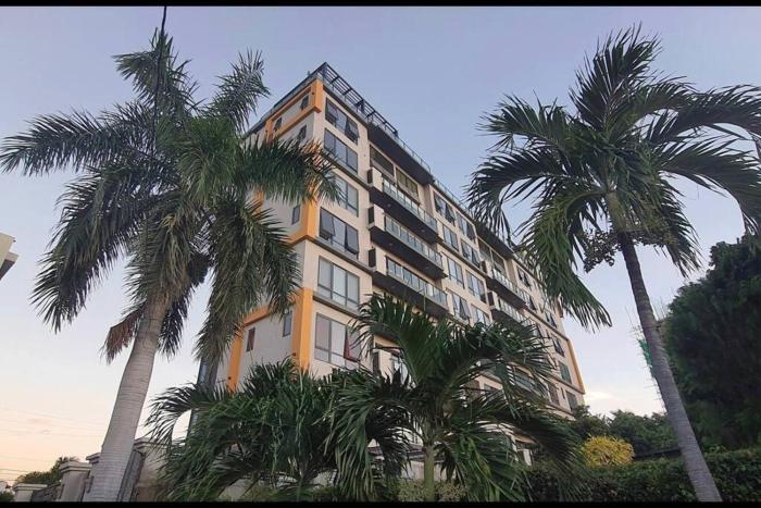 Luxury Condo - pool in Kingston G28