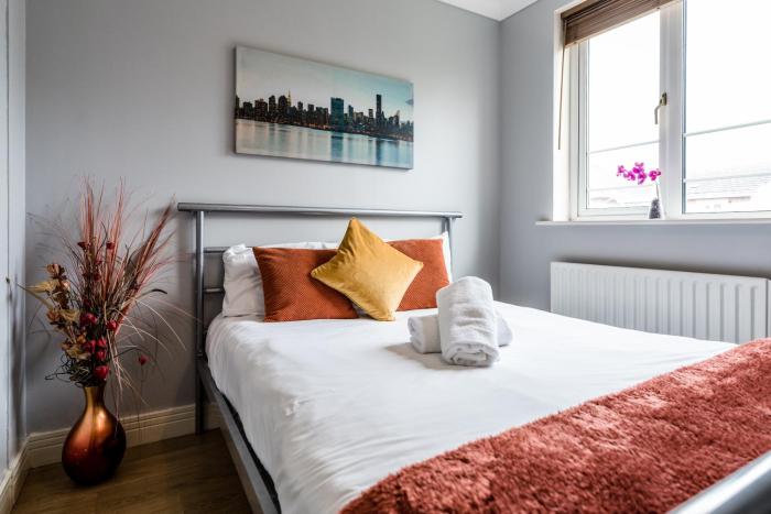 Waterside Stay - City Centre with Parking