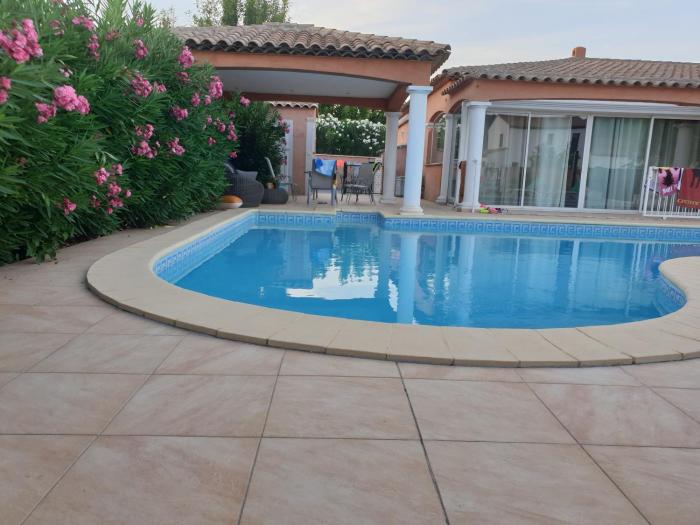 Villa Notre dame plain pied avec piscine privée 8 personnes