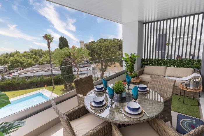 Marbella luxury brand new 2-bedroom apartment, 3 min walk to the beach!