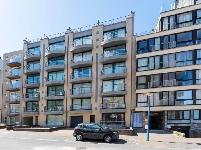 Apartment near seawall with sea view