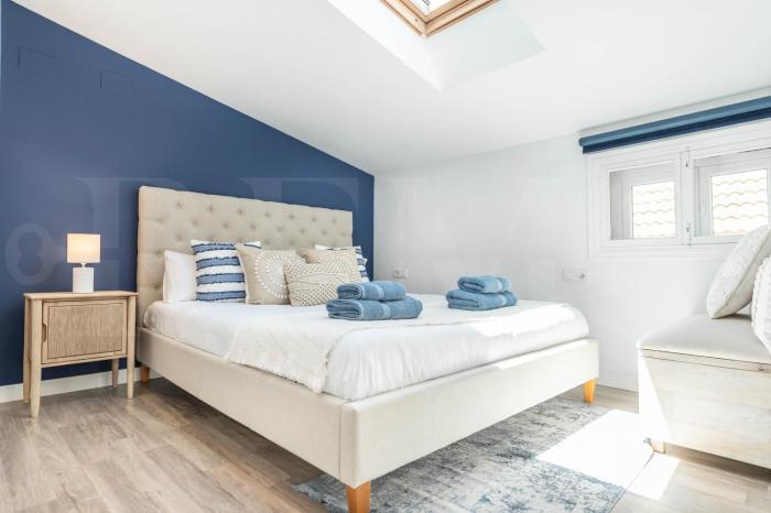 Coastal attic in the heart of Málaga by REMS