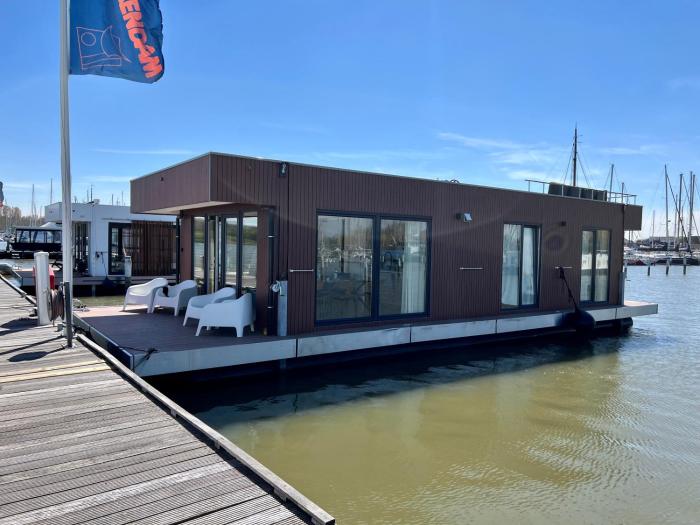 Winter at Surla Houseboat Splendid at Marina Monnickendam