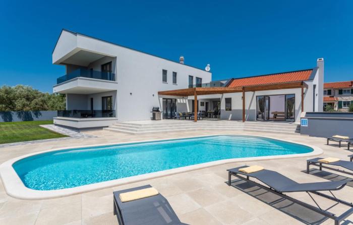 A lovely poolside villa in Krnica ideal for family