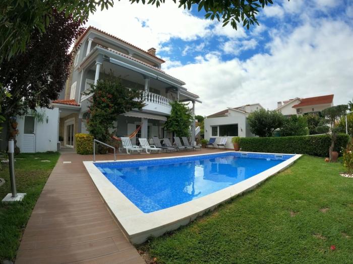 Luxury House with 4 Bedrooms & Pool in Marisol