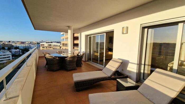 Deluxe 2 bedroom apartment with BBQ