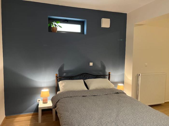 Spacious apartment 3’ from beach