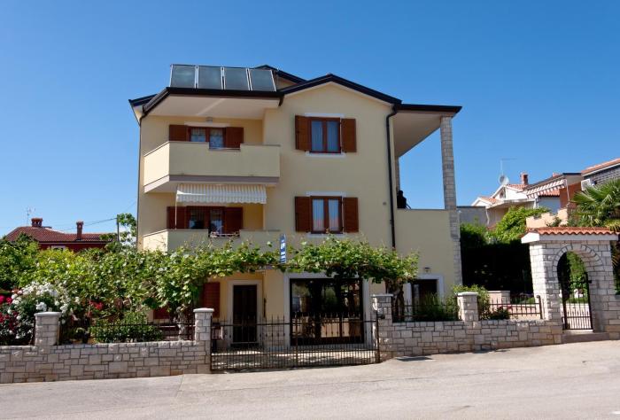 Apartments with a parking space Novigrad - 7108