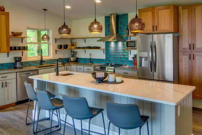 Modern Fairview Retreat: Spacious Deck + Mtn View!