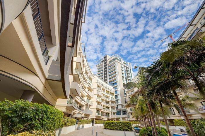 Spacious Pender Gardens Apt with private balcony