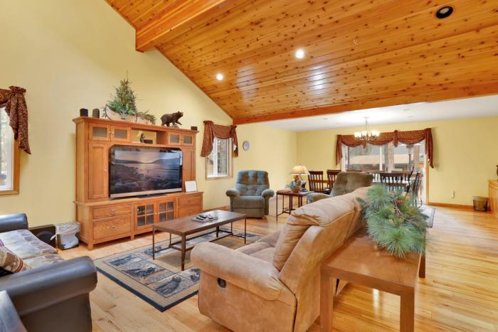 Fawnskin Log Cabin- Luxurious Group Log Cabin Estate- Hot Tub- Walk to Lake