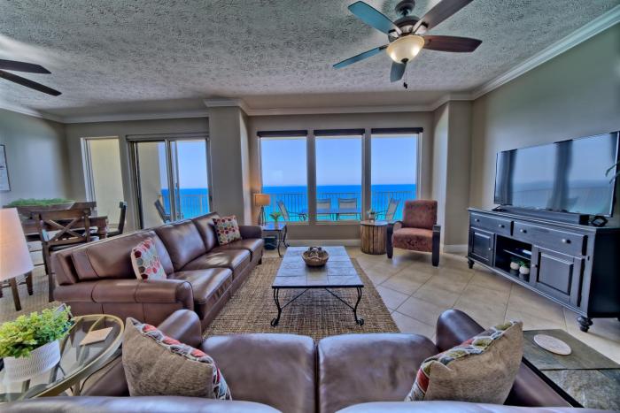 Luxurious High-Rise Condo with Spacious Balcony Facing the Ocean - Unit 1805