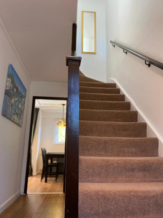 Spacious 2-Bedroom London Flat and 2 Balconies, Wi-Fi, Near Tube & Transport