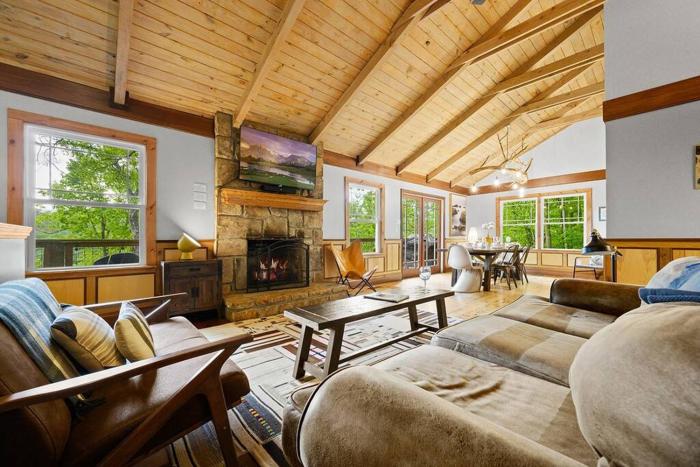 Chic private cabin w epic views & amenities!