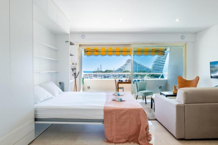 Large studio with a breathtaking view of the sea