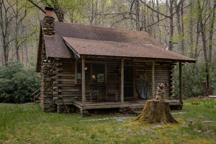 Creekside Hideaway Rustic Cabin - Secluded, Creekside Family Cabin