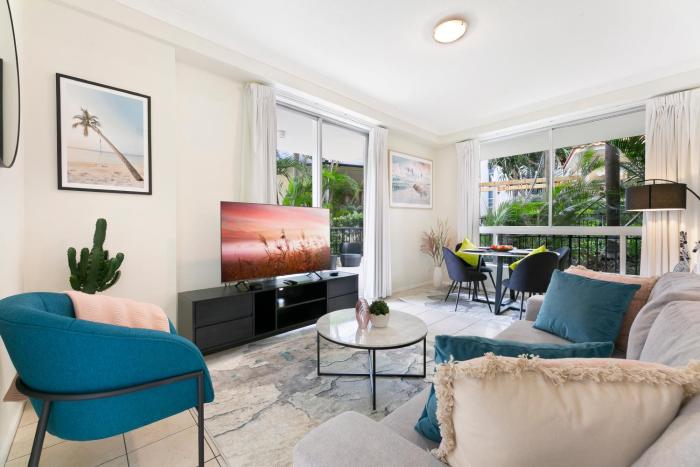 Stylish Chevron Renaissance Private Apartments - Pool - WiFi - Free Parking - Heart of Surfers