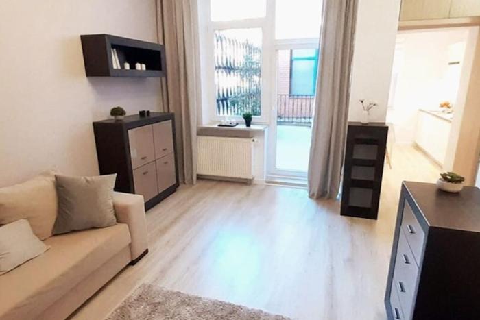 Rondo ONZ Metro, Krochmalna 32A Street