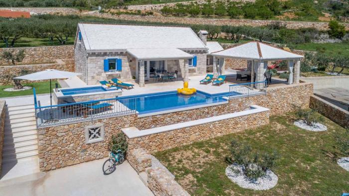 Traditional stone poolside villa in Bol
