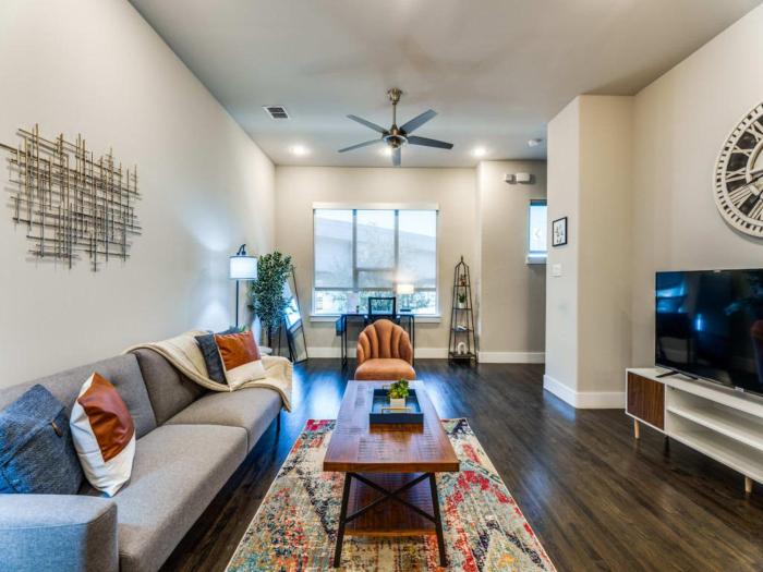 CozySuites Uptown 3BR King Beds Skyline View