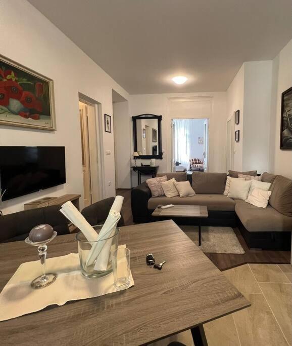 Lovely 2-bedroom apartment in Center of Pula