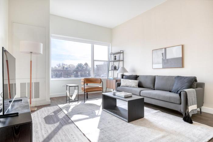 Elmhurst 1br w lounge pool gym nr Metra CHI-864
