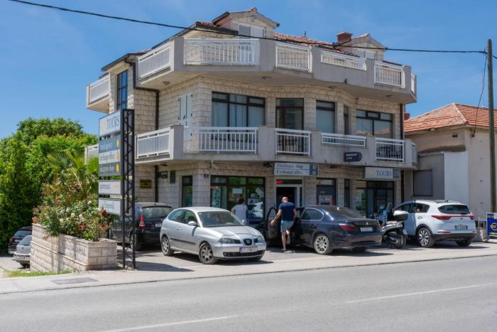 Apartments with parking spaces Kastel Stari, Kastela - 20978