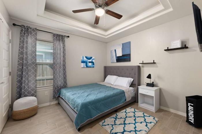 Cozy 3 Bed 2 Bath Apartment, Near Shopping Plazas, Expressway and Free Parking