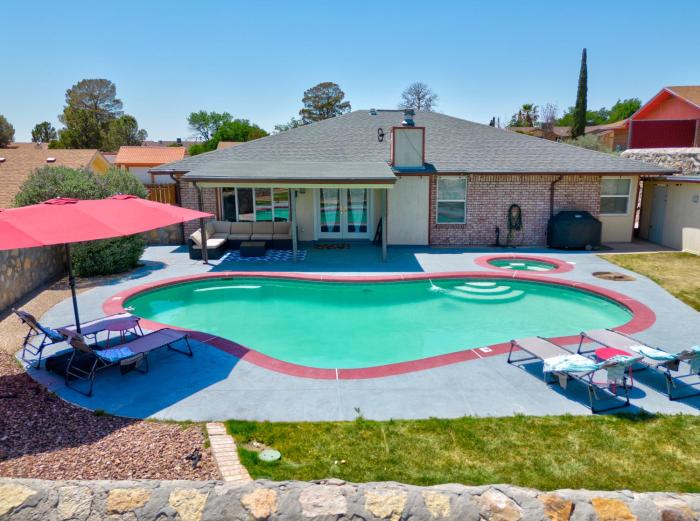 Home with Mountain ViewPoolTub