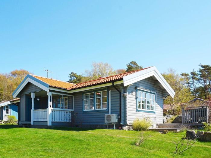 4 person holiday home in GRUNDSUND