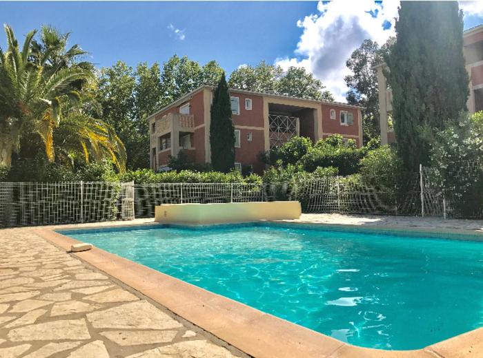 T2 refait à neuf, au calme, piscine, parking privé