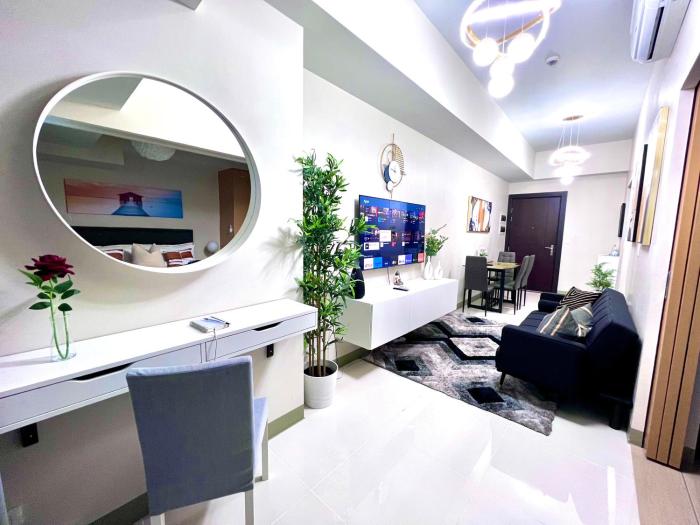 New & Modern Cozy 1BR w Balcony@BGC, WiFi 300MBPS