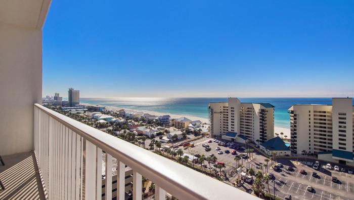 Laketown Wharf #1319 by Nautical Properties