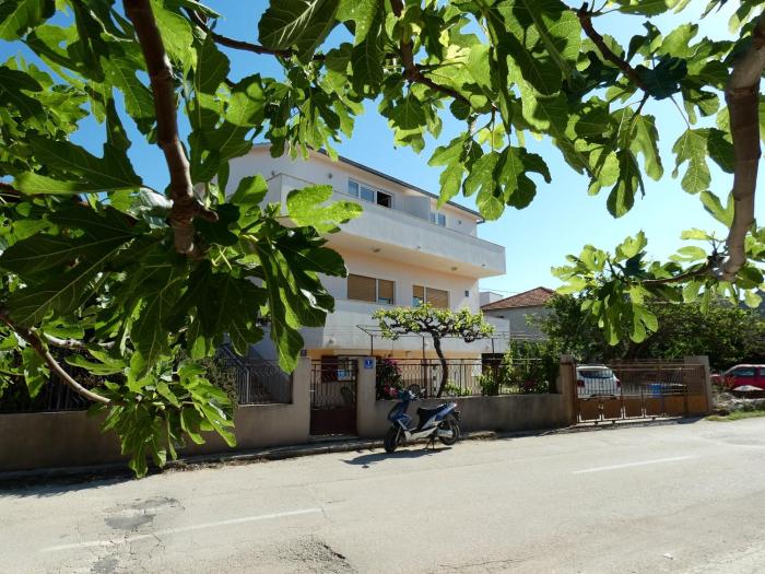 Apartments with parking spaces Vinisce, Trogir - 11075